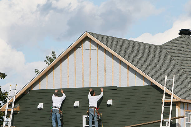 Professional Siding technician working in Eagle Lake, FL